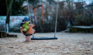 Σοβαρό ατύχημα σε παιδική χαρά – Υποχώρησε κούνια και τραυματίστηκε 6χρονο παιδί