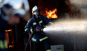 Πέταξαν γκαζάκια σε καφετέρια στην Καλλιθέα – Συναγερμός στην Πυροσβεστική (βίντεο)