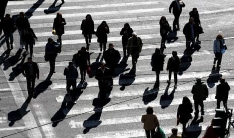 κόσμος προχωράει σαν σκιές σε διάβαση πεζών