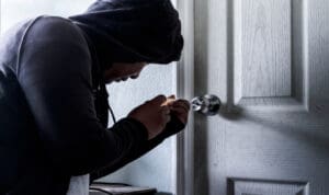 Πώς «μαρκάρουν» οι διαρρήκτες τα άδεια σπίτια – Πώς να προστατευτείτε