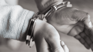 Μητέρες έβαλαν τα παιδιά τους να ζητιανεύουν έξω από σούπερ μάρκετ – Τους πέρασαν χειροπέδες οι αστυνομικοί