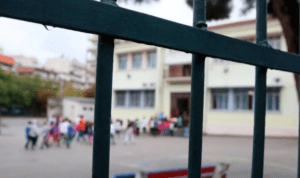 Ακραίο περιστατικό: Μαθητές ΕΠΑΛ επιτέθηκαν με καδρόνια σε μαθητές Λυκείου – Χτύπησαν και τη διευθύντρια