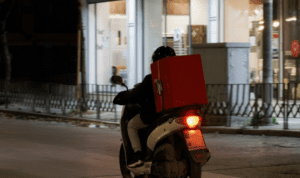 Σοκ στη Νίκαια: Παρέσυρε με το αυτοκίνητό του διανομέα, τον γρονθοκόπησε και μετά τον εγκατέλειψε