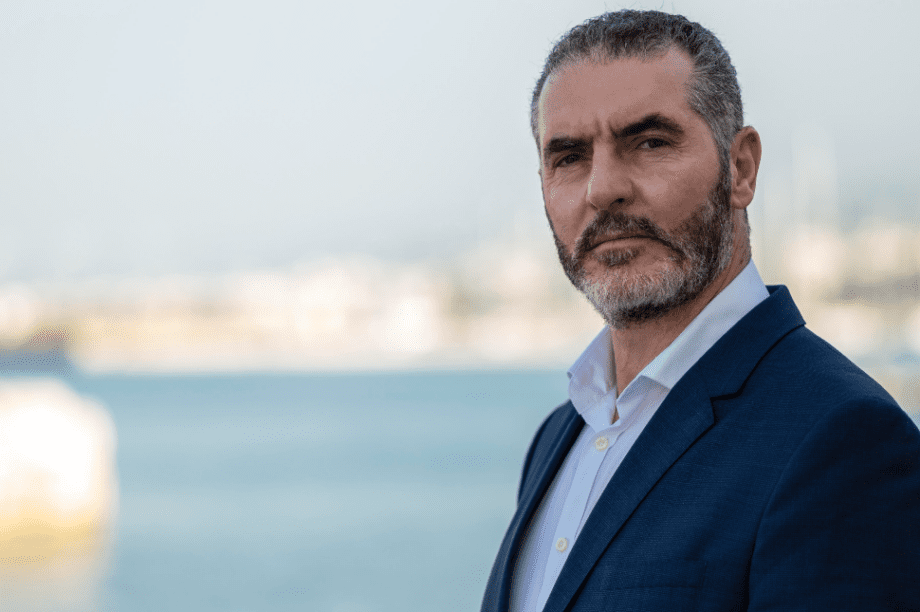 Μανόλης Χνάρης