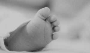 Bρέφος βρέθηκε χωρίς τις αισθήσεις του στην Αθήνα