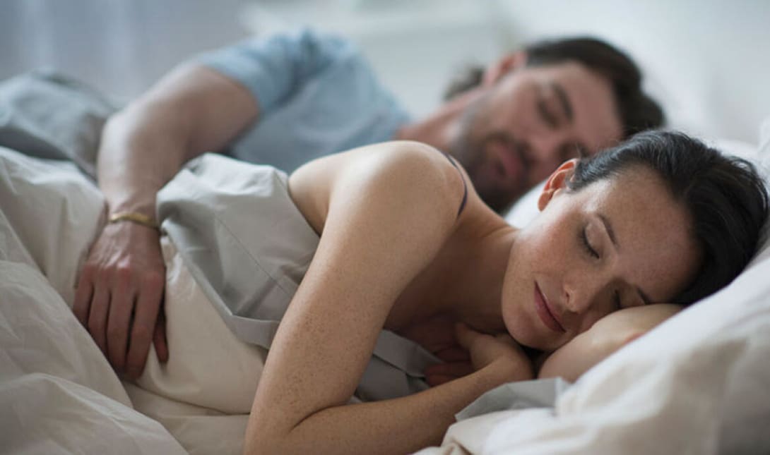 ύπνος ζευγάρι κοιμάται αγκαλιά στο κρεβάτι
