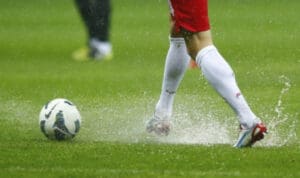 Aναστάτωση σε γήπεδο στο Ηράκλειο: Oπαδός εισέβαλε στον αγωνιστικό χώρο και χτύπησε τον τερματοφύλακα