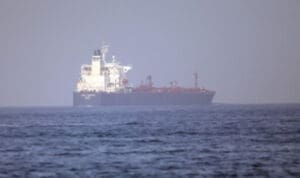 Συναγερμός στο Ηράκλειο: Τουρκικό δεξαμενόπλοιο άρχισε να βγάζει καπνούς