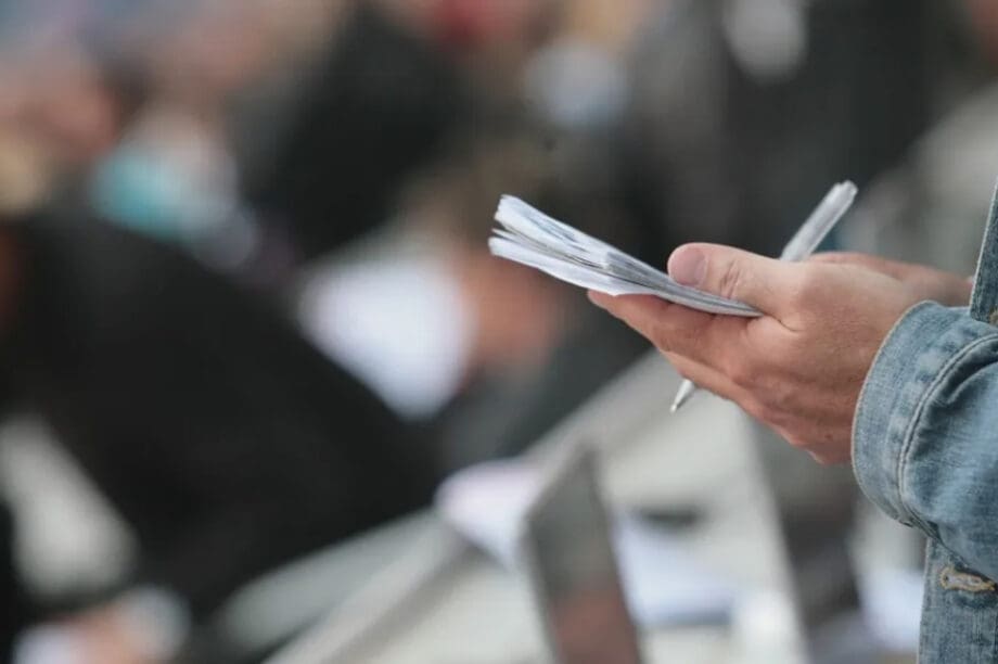 δημοσιογράφος Οι δημοσιογράφοι στην πρώτη γραμμή των συλλαλητηρίων για τα Τέμπη
