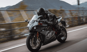 Λάρισα: Έκλεψαν μηχανή, εισέβαλαν σε βενζινάδικο «γκρεμίζοντας» την τζαμαρία με βαριοπούλα και άρπαξαν 2.000 ευρώ