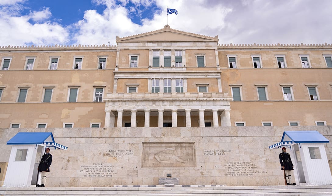 Τα έκανε «λαμπόγυαλο» και ιδρύει νέο κόμμα