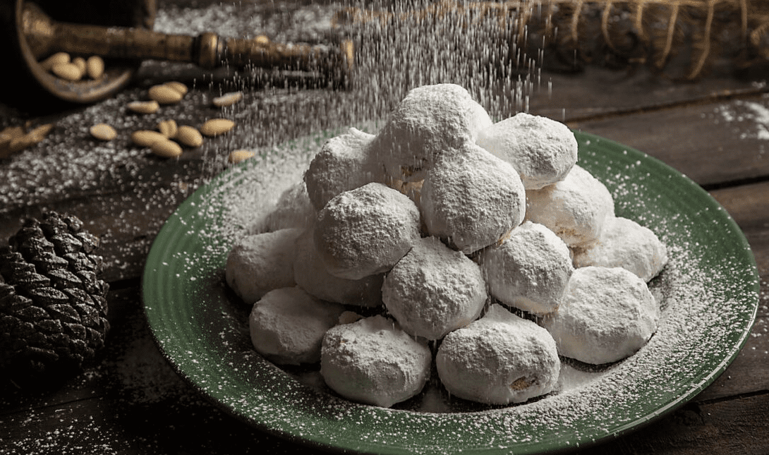 Γιορτινοί κουραμπιέδες με κρυμμένο λουκούμι τριαντάφυλλο!