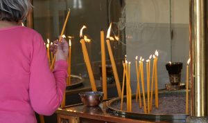 POS και στο παγκάρι: Σε αυτήν την εκκλησία ανάβετε κερί… με κάρτα