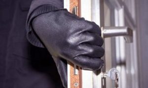 Μπούκαραν μέσα, άρπαξαν ρολόγια 15.000 ευρώ και πήγαν να γίνουν…καπνός!