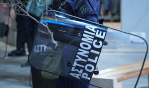 Ηράκλειο: «Ασπρόμαυρη» πορεία στο κέντρο της πόλης – Μικρής έκτασης επεισόδια μεταξύ οπαδών του ΟΦΗ και του Ολυμπιακού