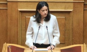 Διεθνής θόρυβος για το 13ωρο Κεραμέως – Η Ελλάδα στο επίκεντρο της ευρωπαϊκής συζήτησης για τα εργασιακά