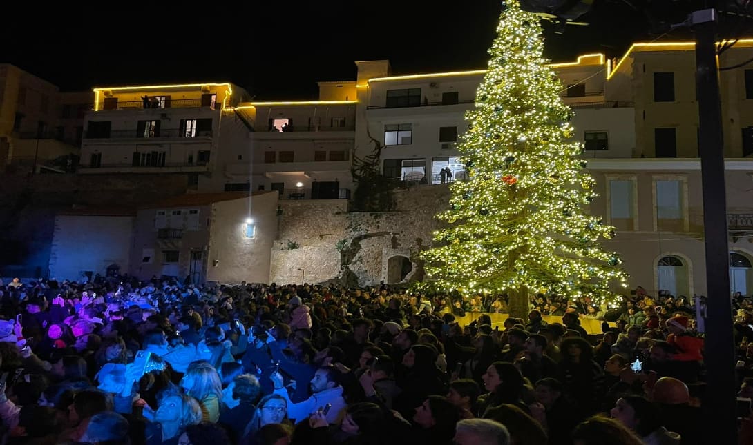 Πανικός σε φωταγώγηση δέντρου στην Κρήτη λόγω πυροβολισμών