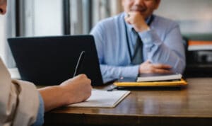 Εργάστηκε μόλις 90 λεπτά, απολύθηκε και το δικαστήριο του επιδίκασε αποζημίωση 120.000€!