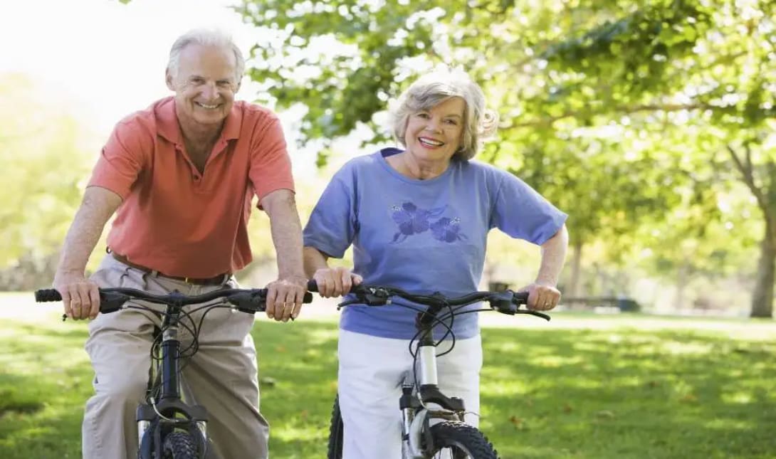 ηλικιωμένοι κάνουν ποδήλατο εξοχή