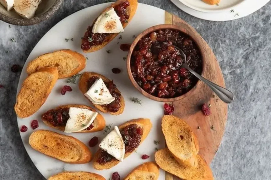 Crostini με μαρμελάδα, μπέικον και cranberries