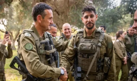 Διάσημος τραγουδιστής και ηθοποιός Idan Amedi τραυματίστηκε στη Γάζα.