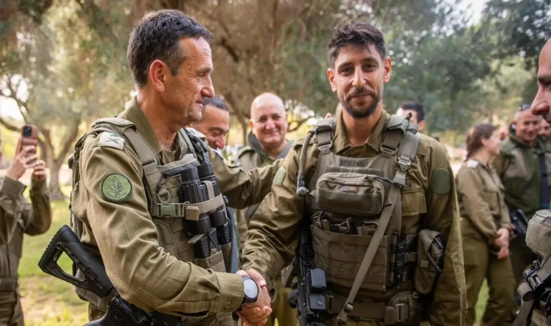 Διάσημος τραγουδιστής και ηθοποιός Idan Amedi τραυματίστηκε στη Γάζα.