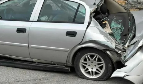 αυτοκίνητο πτώση βράχος