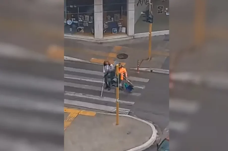 Χανιά: Υπάλληλος καθαριότητας βοηθάει τυφλή γυναίκα να διασχίσει τον δρόμο