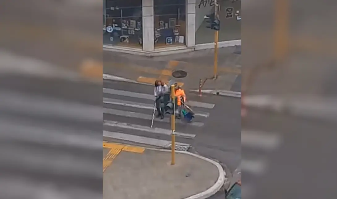 Χανιά: Υπάλληλος καθαριότητας βοηθάει τυφλή γυναίκα να διασχίσει τον δρόμο