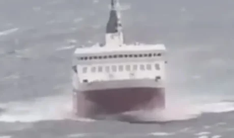 πλοίο φουρτουνιασμένη θάλασσα