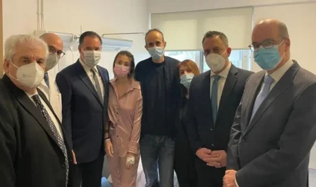 Άδωνις Γεωργιάδης Άδωνις Γεωργιάδης επίσκεψη στην 23χρονη από την Κρήτη που έλαβε μόσχευμα από τον πατέρα της