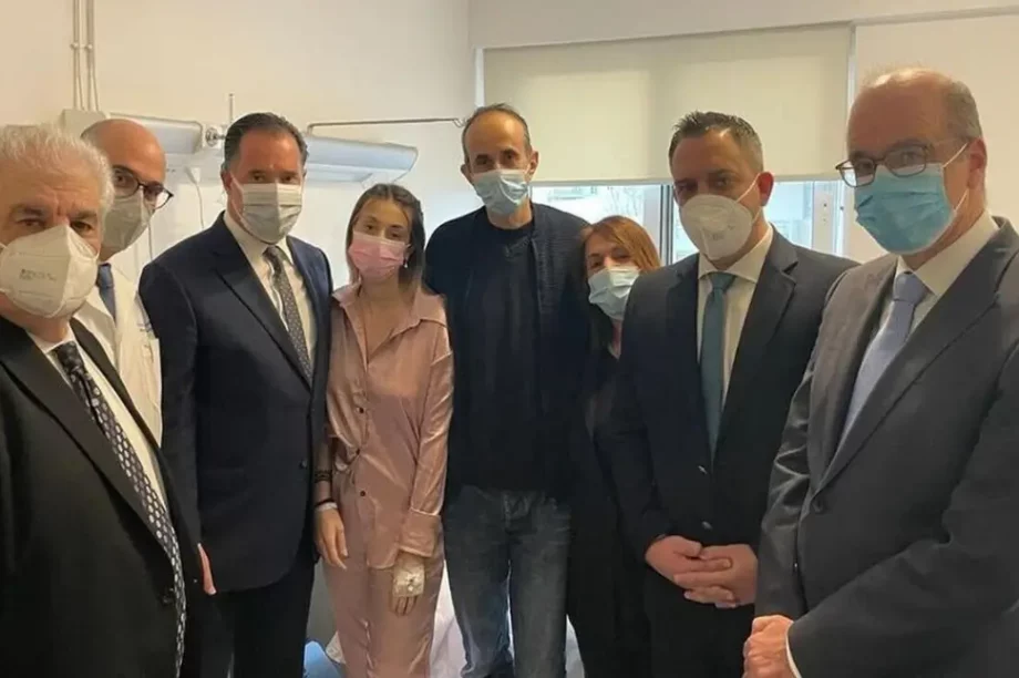 Άδωνις Γεωργιάδης Άδωνις Γεωργιάδης επίσκεψη στην 23χρονη από την Κρήτη που έλαβε μόσχευμα από τον πατέρα της