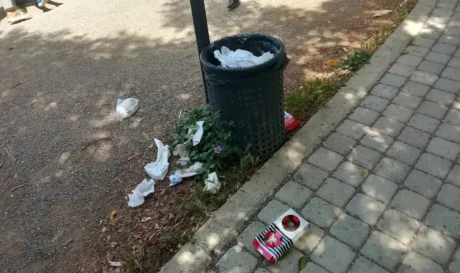 Τα σκουπίδια έξω από το καλαθάκι