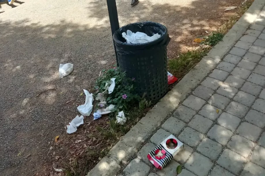 Τα σκουπίδια έξω από το καλαθάκι