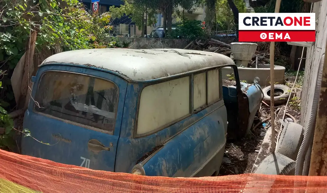 Εγκαταλελειμμένο αυτοκίνητο σε ιδιόκτητο οικόπεδο στο κέντρο του Ηρακλείου