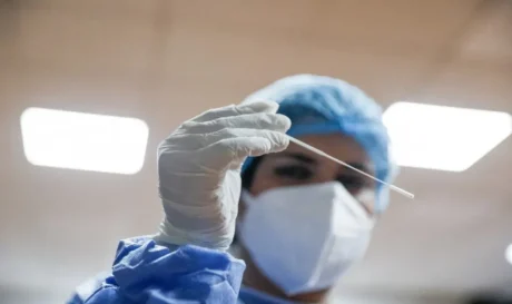 Ο κορωνοϊός βρίσκεται σε έξαρση, όπως και οι ιώσεις