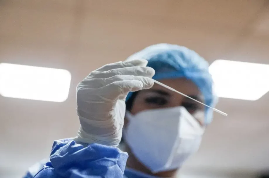 Ο κορωνοϊός βρίσκεται σε έξαρση, όπως και οι ιώσεις