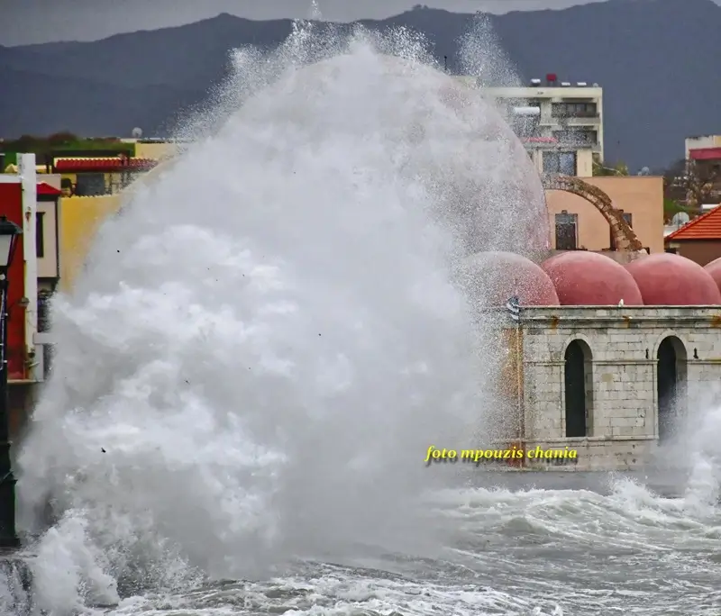 κύματα ενετικό λιμάνι Χανίων 