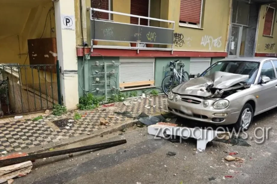Κομμάτι από μπαλκόνι έπεσε πάνω σε αυτοκίνητο
