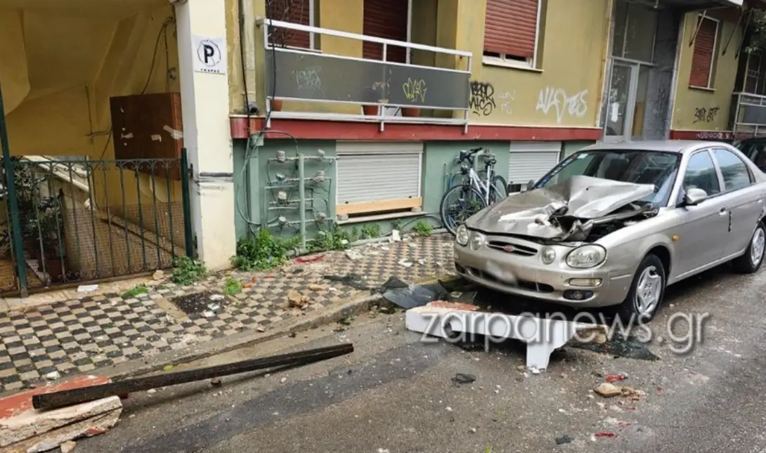 Κομμάτι από μπαλκόνι έπεσε πάνω σε αυτοκίνητο
