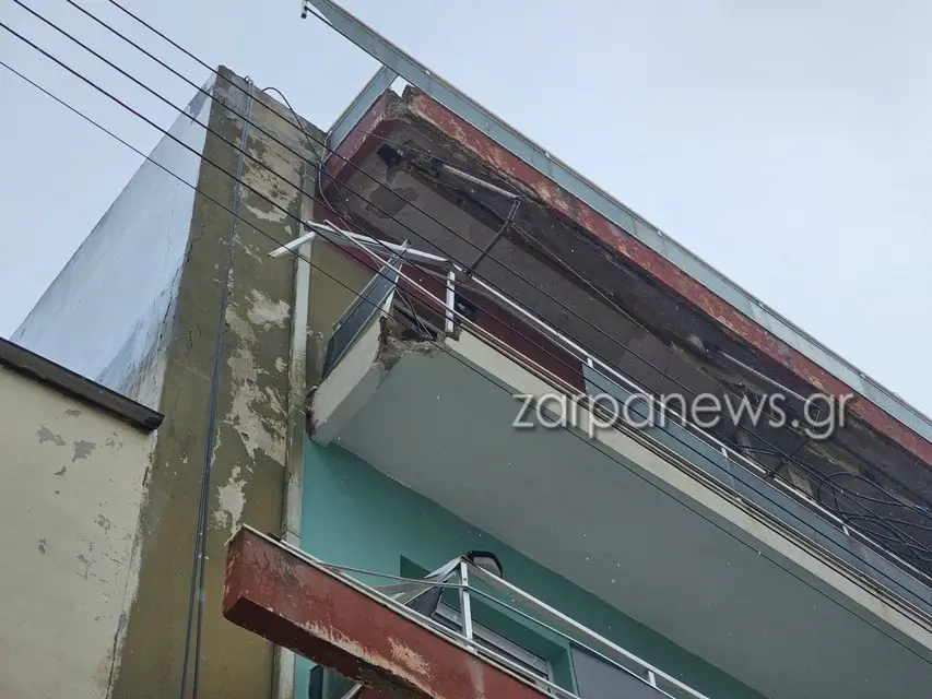 Κομμάτι από μπαλκόνι έπεσε πάνω σε αυτοκίνητο 