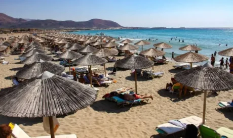 παραλία θάλασσα μπάνιο ξαπλώστρες