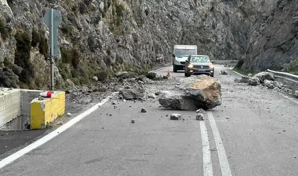 πτώση βράχου 