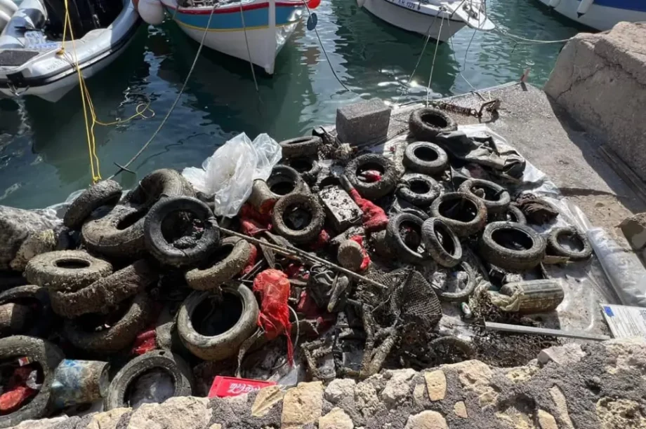 Έβγαλαν δύο τόνους σκουπίδια από το ενετικό λιμάνι