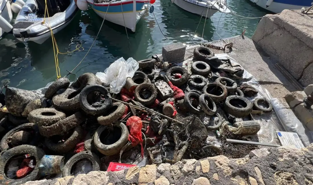 Έβγαλαν δύο τόνους σκουπίδια από το ενετικό λιμάνι