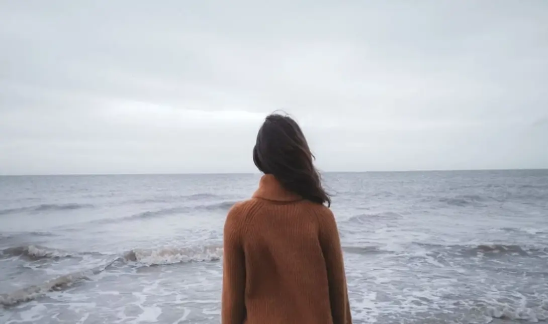 κατάθλιψη θλίψη θλιμμένη γυναίκα ατενίζει τη θάλασσα