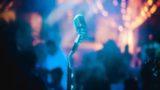 μικρόφωνο τραγουδιστής τραγουδίστρια σκηνή