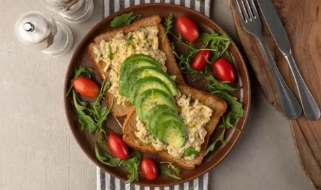 Αβοκάντο τοστ με αυγά scrambled συνταγή