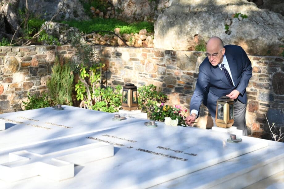 Χανιά: Ο Νίκος Δένδιας επισκέφθηκε τον τάφο του Κωνσταντίνου Μητσοτάκη