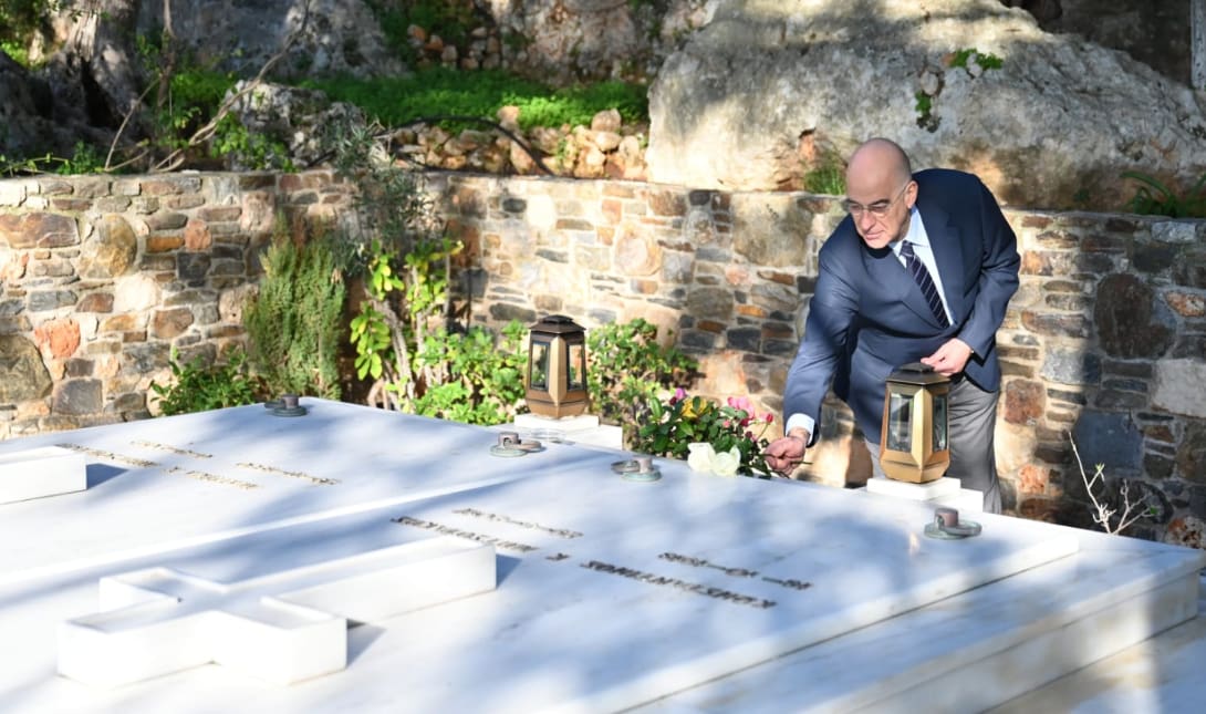 Χανιά: Ο Νίκος Δένδιας επισκέφθηκε τον τάφο του Κωνσταντίνου Μητσοτάκη